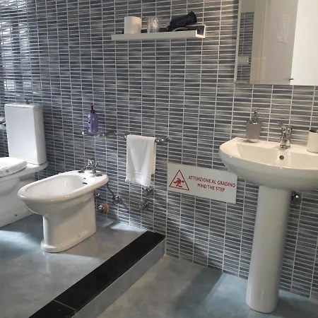 Fontanarossa Airport -private Parking- לינה וארוחת בוקר 3*
